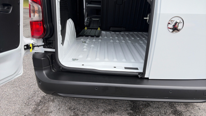Vauxhall Combo Cargo Combo Diesel 1.5 Turbo D 100ps Prime Plus H1 Van - Image 41